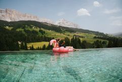 Schwimmbad mit Blick auf die Dolomiten (Hotel Badia Hill)