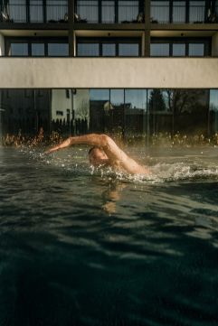Schwimmen im Aktivbecken ©wealthyadventure (Hotel Freigold)