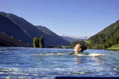 Schwimmen mit herrlichem Bergpanorama (c) Michael Huber (Hotel Quelle Nature Spa Resort)