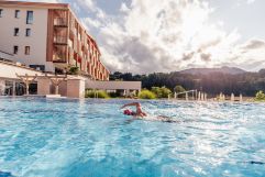 Schwimmen vor traumhaftem Bergpanorama (c) Daniel Waschnig (Das Hohe Salve Sportresort)