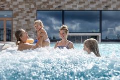 Schwimmspaß im Infinity-Outdoor-Pool (c) Daniela Jakob (The Grand Green - Familux Resort)