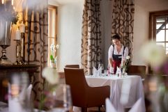 Servicefachkraft beim Tischdecken (Schloss Hotel Mittersill)