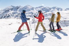 Ski fahren mit Freunden (c) SalzburgerLand Tourismus (Biohotel Castello Königsleiten)