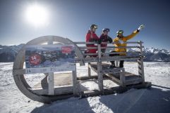 Skifahrer auf großem Schlitten (c) Wildkogel - Arena Neukirchen &amp; Bramberg