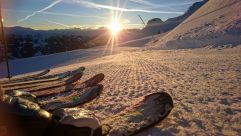 Skifahrer genießen den Sonnenuntergang (Chalets &amp; Apartments Wachterhof)