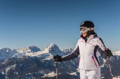 Skifahrerin macht Pause vor Bergpanorama in Olang © TVB Kronplatz - Photo Harald Wisthaler 