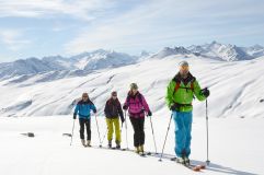 Skitour in der Gruppe in den verschneiten Bergen (c) TVB Wald (Biohotel Castello Königsleiten)