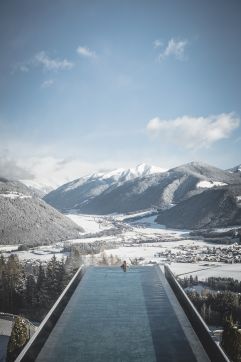 Sky Pool mit beeindruckendem Ausblick auf die verschneite Landschaft ©Manuel Kottersteger (Alpin Panorama Hotel Hubertus)