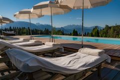 Slowdown am Pool mit Blick auf die Bergwelt (Hotel Tann)