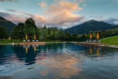 Sommerliche Abenddämmerung am Wasser (Bergparadies – Apartment &amp; Studio Hotel)