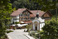 Sommerliche Außenansicht des Hotels (Berghotel Hammersbach)