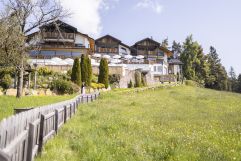 Sommerliche Außenansicht mit Wiese (c) Armin Huber (Hotel Tann)