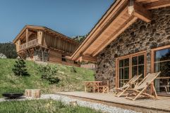 Sonnenterrasse des Stein-Chalets (c)ratko-photography (Benglerwald Berg Chaletdorf)