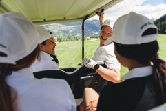 Spaß bei der Fortbewegung mittels Golfmobil (c) Jukka Pehkonen (Golfclub Zillertal-Uderns)