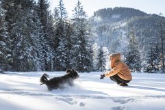 Spaß im Schnee mit Hund (c) Missmargo (Alpenhotel Kitzbühel)
