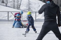Spiel und Spaß auf dem Eisplatz Schlucher-Treff (c) Liechtenstein Marketing (Gorfion Familotel Liechtenstein)