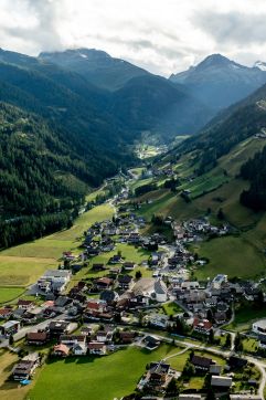 St. Jakob in Defereggen umgeben von atemberaubender Berglandschaft (c) Armin Kleinlercher (Alpengasthof Zollwirt)