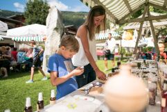 Stände beim Dorfmarkt im Sommer (Tourismusverband Krimml)