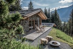 Stein-Chalet mit Terrasse und Feuerstelle (c)ratko-photography (Benglerwald Berg Chaletdorf)