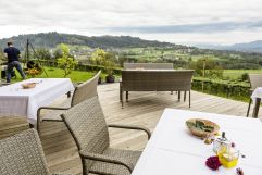 Terrasse mit Ausbilck im Hotel TrippelGUT