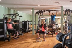 Top ausgestattetes Fitnessstudio zum Auspowern © MovingPictures (Tratterhof)