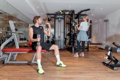 Trainieren im Fitnesscenter auf Profigeräten (c) Dominik Cini (Hotel Zürserhof)