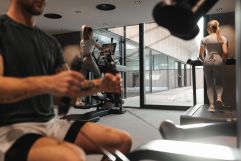 Trainieren im Fitnesscenter (c) Jukka Pehkonen (Alpenhotel Kitzbühel)