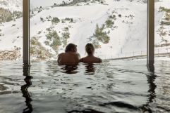 Traumhafte Aussicht auf die Berge direkt vom Pool aus (c) Dominik Cini (Hotel Zürserhof)