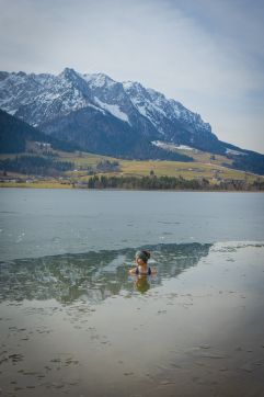 Triathletin Maja Betz beim Eisbaden im Walchsee (Pletzer Resorts)
