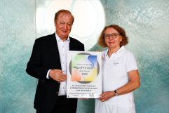Verleihung MayrPrevent®-Siegel an Gastgeber Johann Haberl und F.X. Mayr Ärztin Dr. Karin Grün (Hotel &amp; Spa Larimar)