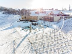 Verschneite Außenansicht im Winter (c) Karin Bergmann (Ratscher Landhaus)