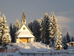 Verschneite Kapelle im Winter (Biohotel Castello Königsleiten)