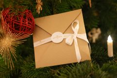 Versteckte Geschenke im Weihnachtsbaum (c) Katharina Schiffl (Hotel KAISERHOF Wien)