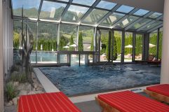 Vitaltherme mit sommerlichem Außblick (Impuls Hotel Tirol)