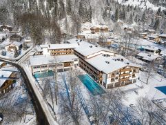 Vogelperspektive auf die winterliche Hotelanlage (c) Dominik Cini (Familotel Bayrischzell)