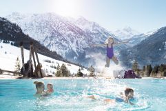 Von der Piste direkt ins Panorama-Infinitypool (c) Daniela Jakob (Oberjoch - Familux Resort)