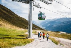 Wanderer unter der Smaragdbahn (Wildkogel - Arena Neukirchen &amp; Bramberg)