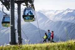 Wanderer unter der Wildkogelbahn (Wildkogel - Arena Neukirchen &amp; Bramberg)