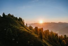 Wandern bei Sonnenuntergang (Wildkogel Arena Neukirchen &amp; Bramberg)