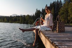 Warmen Sommertag am See mit einem Glas Sekt genießen (c) Jukka Pehkonen (Alpenhotel Kitzbühel)