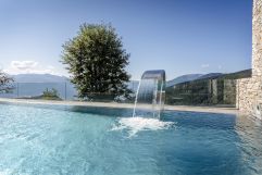 Wasserfall im Pool (c) Günter Standl (Tratterhof - Mountain Sky Hotel)