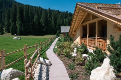 Weg zu den verschiedenen Unterkünften (Tirler-Dolomites Living Hotel)