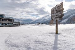 Wegweiser in schneebedeckter Landschaft (c) Jukka Pehkonen (Sportresidenz Zillertal)