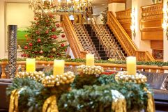 Weihnachtlich dekorierte Hotellobby (Resorts Bad Griesbach)