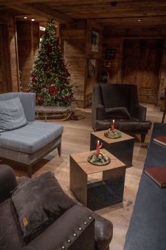 Weihnachtlich dekorierte Lobby (Gorfion Familotel Liechtenstein)