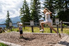 Weitsprung üben am Tillys Waldpfad (c) Lukas Pilz (TVB Rauris)