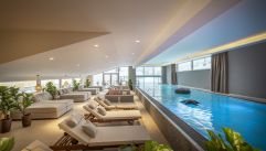 Wellnessbereich mit Pool und Liegemöglichkeiten (Valamar Obertauern Hotel) (Valamar Riviera) 