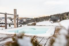Whirpool mit Panoramablick im Winter (Tirler-Dolomites Living Hotel)
