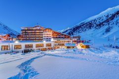 Winterliche Außenansicht bei Nacht Hotel Hochfirst (Hochfirst)