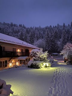 Winterliche Außenansicht (Berghotel Hammersbach)